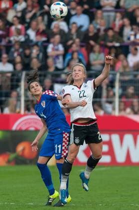v.li.: Kristina Sundov (Kroatien, 11) im Zweikampf mit Tabea Kemme (Deutschland, 22), Fussball, EM-Qualifikation Frauen, Deutschland - Kroatien, xobx