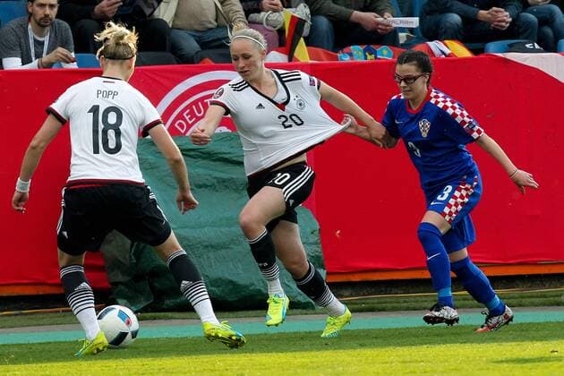Osnabrueck Alexandra Popp ( 18, Deutschland) und Pauline Bremer ( 20, Deutschland) mit Martina Cop ( 3, Kroatien), Deutschland vs. Kroatien, Frauenfussball, Laenderspiel, 12.04.2016, Copyright: Deutzmannx xEibner-Pressefoto EP_cdn