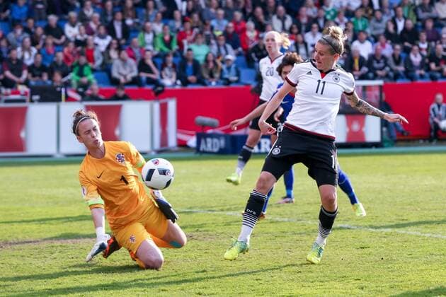 Osnabrueck Doris Bacic ( 1, TW, Kroatien) rettet vor Anja Mittag ( 11, Deutschland), Deutschland vs. Kroatien, Frauenfussball, Laenderspiel, 12.04.2016, Copyright: Deutzmannx xEibner-Pressefoto EP_cdn