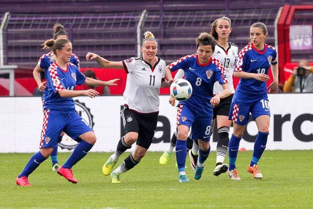 Osnabrueck Ivana Maltesic ( 14, Kroatien), Anja Mittag ( 11, Deutschland), Violeta Baban ( 8, Kroatien), Sara Daebritz ( 13, Deutschland) und Iva Landeka ( 10, Kroatien), Deutschland vs. Kroatien, Frauenfussball, Laenderspiel, 12.04.2016, Copyright: Deutzmannx xEibner-Pressefoto EP_cdn