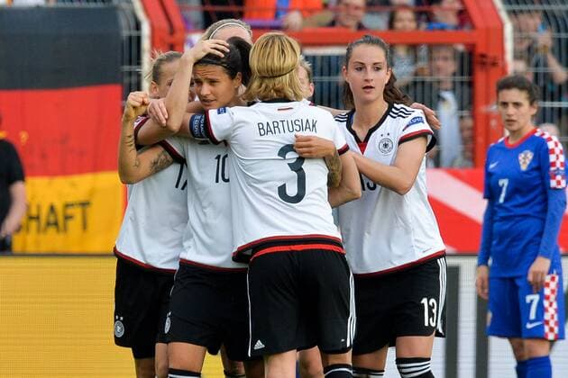 Osnabrueck Torjubel ueber das Tor zum 1:0 durch Dzsenifer Marozsan ( 10, Deutschland) mit Isabell Kerchowski ( 17, Deutschland), Saskia Bartusiak ( 3, Deutschland) und Sara Daebritz ( 13, Deutschland), Deutschland vs. Kroatien, Frauenfussball, Laenderspiel, 12.04.2016, Copyright: Deutzmannx xEibner-Pressefoto EP_cdn