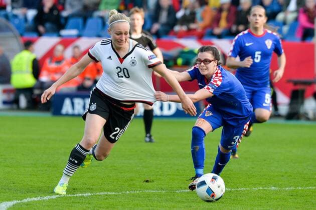 Osnabrueck Pauline Bremer ( 20, Deutschland) mit Martina Cop ( 3, Kroatien), Deutschland vs. Kroatien, Frauenfussball, Laenderspiel, 12.04.2016, Copyright: Deutzmannx xEibner-Pressefoto EP_cdn