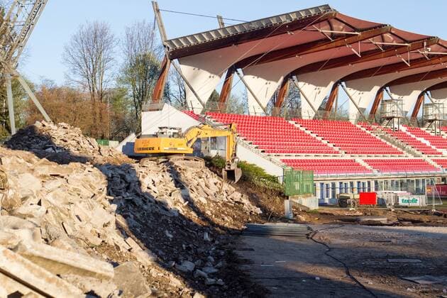 Erfurt, 130416 , Abrissarbeiten der Südtribüne sowie der Anzeigetafel im Bild: Südtribüne, und Haupttribüne