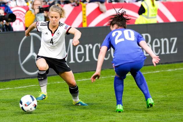 GER. Länderspiel der Frauen, Deutschland vs Kroatien 12.04.2016, Osnatel Arena, Osnabrück, GER, EM Qualifikation, Deutschland vs Kroatien, im Bild Leonie Maier (Deutschland 4) im Zweikampf gegen Carina Roscic (Kroatien 20) nphxrauch