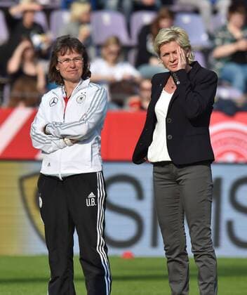 12.04.2016, Fussball EM - Qualifikationsspiel der Frauen in Osnabrueck, Deutschland - Kroatien 2-0, Nationaltrainerin Silvia Neid (Deutschland), re., und Assistenz-Trainerin Ulrike Ballweg (Deutschland)