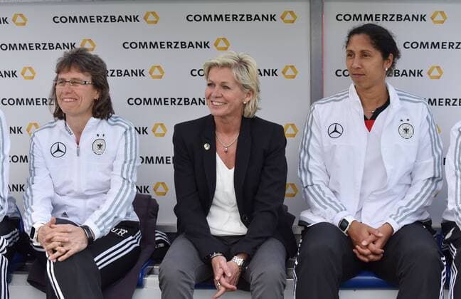 12.04.2016, Fussball EM - Qualifikationsspiel der Frauen in Osnabrueck, Deutschland - Kroatien 2-0, v.li., Assistenz-Trainerin Ulrike Ballweg (Deutschland), Nationaltrainerin Silvia Neid (Deutschland), Co Trainerin Steffi Jones (Deutschland)