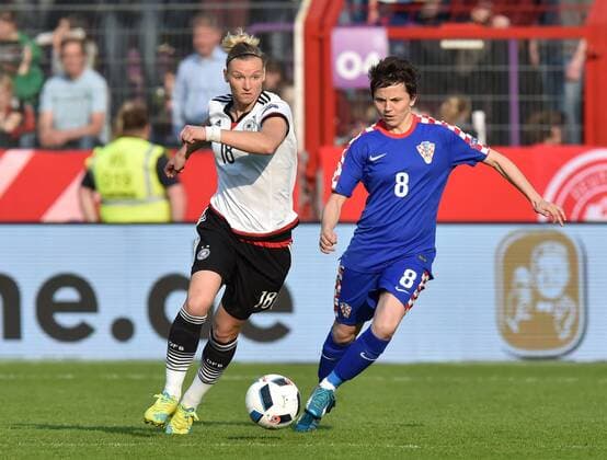 12.04.2016, Fussball EM - Qualifikationsspiel der Frauen in Osnabrueck, Deutschland - Kroatien 2-0, Alexandra Popp (Deutschland), li., gegen Violeta Baban (Kroatien)