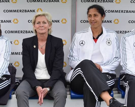 12.04.2016, Fussball EM - Qualifikationsspiel der Frauen in Osnabrueck, Deutschland - Kroatien 2-0, Nationaltrainerin Silvia Neid (Deutschland), li., und Co Trainerin Steffi Jones (Deutschland)