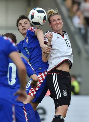 12.04.2016, Fussball EM - Qualifikationsspiel der Frauen in Osnabrueck, Deutschland - Kroatien 2-0, Anja Mittag (Deutschland), re., gegen Violeta Baban (Kroatien)