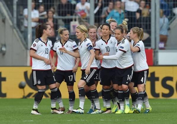 12.04.2016, Fussball EM - Qualifikationsspiel der Frauen in Osnabrueck, Deutschland - Kroatien 2-0, Jubel Deutschland nach dem 1-0 von Dzsenifer Marozsan (Deutschland), 4. v.re.