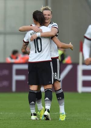 12.04.2016, Fussball EM - Qualifikationsspiel der Frauen in Osnabrueck, Deutschland - Kroatien 2-0, Jubel Dzsenifer Marozsan (Deutschland), li., und Alexandra Popp (Deutschland)