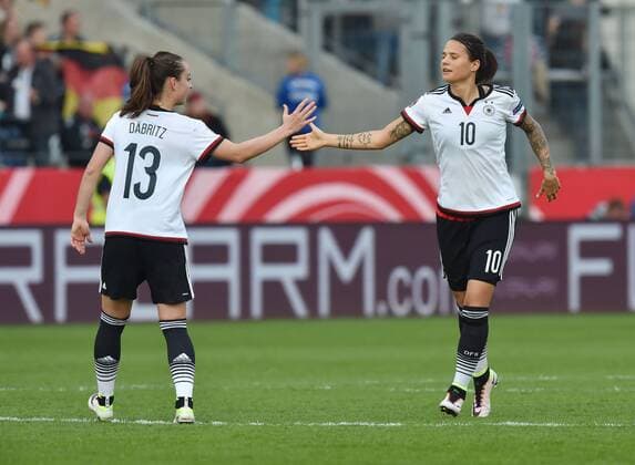 12.04.2016, Fussball EM - Qualifikationsspiel der Frauen in Osnabrueck, Deutschland - Kroatien 2-0, Jubel Dzsenifer Marozsan (Deutschland), re., und Sara Däbritz, Sara Daebritz (Deutschland)