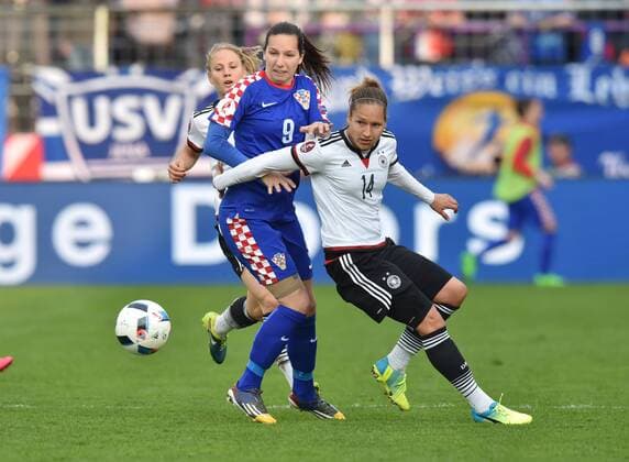 12.04.2016, Fussball EM - Qualifikationsspiel der Frauen in Osnabrueck, Deutschland - Kroatien 2-0, Babett Peter (Deutschland), re., gegen Ivana Rudelic (Kroatien)