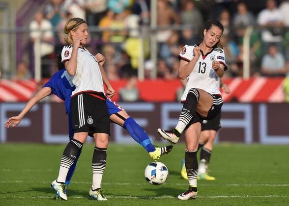 12.04.2016, Fussball EM - Qualifikationsspiel der Frauen in Osnabrueck, Deutschland - Kroatien 2-0, Sara Däbritz, Sara Daebritz (Deutschland), re., und Saskia Bartusiak (Deutschland)