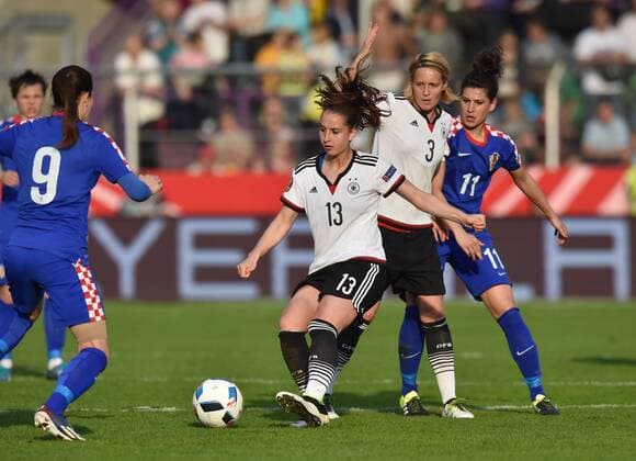 12.04.2016, Fussball EM - Qualifikationsspiel der Frauen in Osnabrueck, Deutschland - Kroatien 2-0, Sara Däbritz, Sara Daebritz (Deutschland), mi., und Saskia Bartusiak (Deutschland), 2. v.re.
