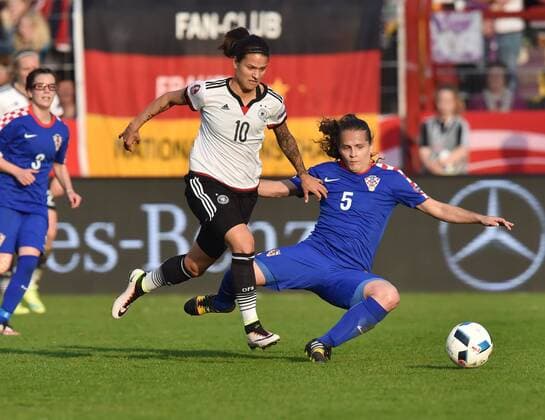12.04.2016, Fussball EM - Qualifikationsspiel der Frauen in Osnabrueck, Deutschland - Kroatien 2-0, Dzsenifer Marozsan (Deutschland), li., gegen Kristina Nevrkla (Kroatien)