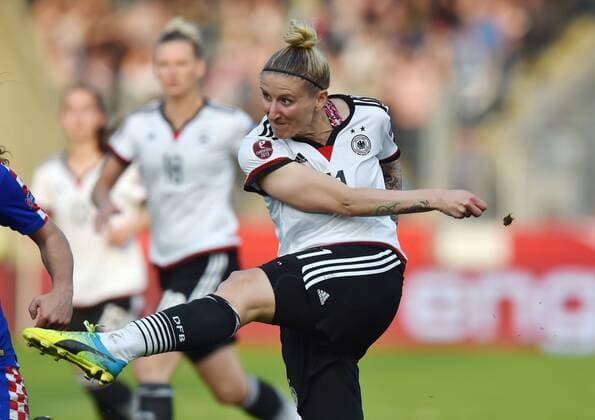 12.04.2016, Fussball EM - Qualifikationsspiel der Frauen in Osnabrueck, Deutschland - Kroatien 2-0, Anja Mittag (Deutschland) hat abgezogen und erzielt das Tor zum 2-0