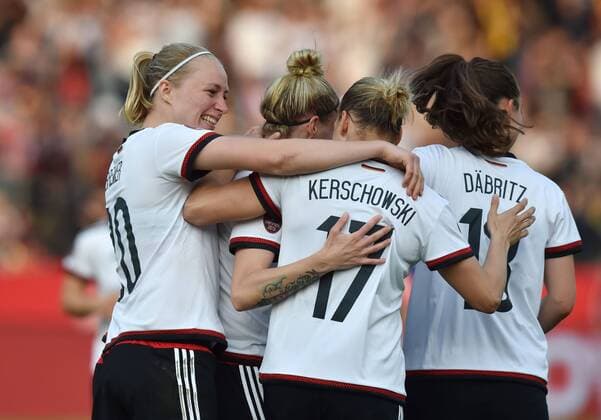12.04.2016, Fussball EM - Qualifikationsspiel der Frauen in Osnabrueck, Deutschland - Kroatien 2-0, Jubel Deutschland nach dem zweiten Treffer