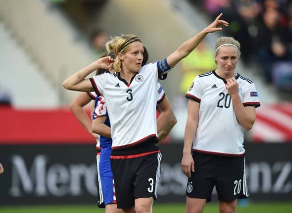 12.04.2016, Fussball EM - Qualifikationsspiel der Frauen in Osnabrueck, Deutschland - Kroatien 2-0, Saskia Bartusiak (Deutschland), rechts Pauline Bremer (Deutschland)