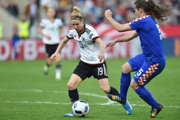 12.04.2016, Fussball EM - Qualifikationsspiel der Frauen in Osnabrueck, Deutschland - Kroatien 2-0, Svenja Huth (Deutschland), li., gegen Kristina Nevrkla (Kroatien)