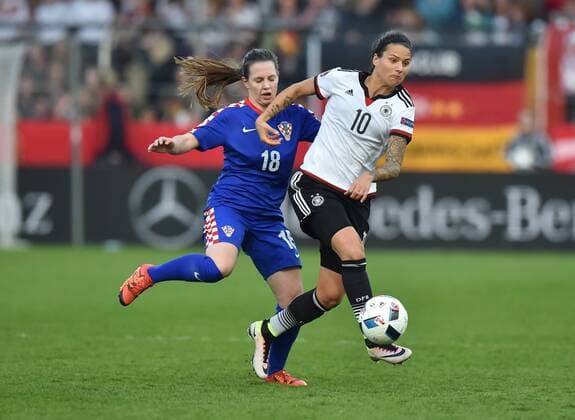 12.04.2016, Fussball EM - Qualifikationsspiel der Frauen in Osnabrueck, Deutschland - Kroatien 2-0, Dzsenifer Marozsan (Deutschland), re., gegen Matea Bosnjak (Kroatien)