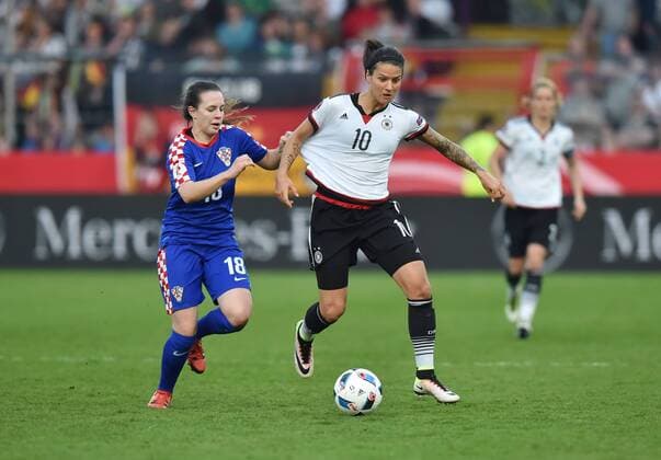 12.04.2016, Fussball EM - Qualifikationsspiel der Frauen in Osnabrueck, Deutschland - Kroatien 2-0, Dzsenifer Marozsan (Deutschland), re., gegen Matea Bosnjak (Kroatien)