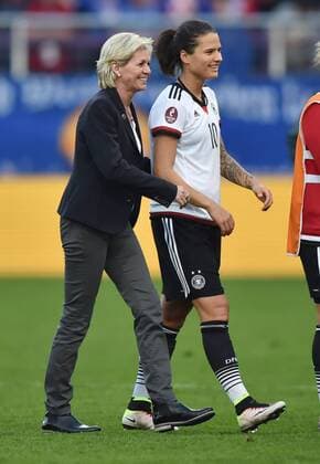 12.04.2016, Fussball EM - Qualifikationsspiel der Frauen in Osnabrueck, Deutschland - Kroatien 2-0, Nationaltrainerin Silvia Neid (Deutschland), li., und Dzsenifer Marozsan (Deutschland)