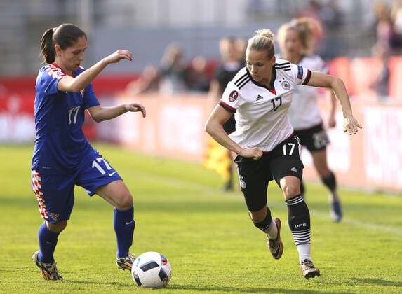 Foto : Isabel Kerschowski ( Deutschland ) gegen Izabela Lojna , links Fussball Länderspiel der Damen - EM - Qualifikation am Di. 12.04.2016 Deutschland - Kroatien