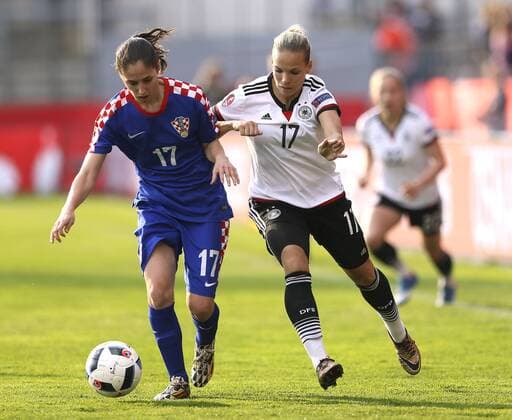Foto : Isabel Kerschowski ( Deutschland ) gegen Izabela Lojna , links Fussball Länderspiel der Damen - EM - Qualifikation am Di. 12.04.2016 Deutschland - Kroatien