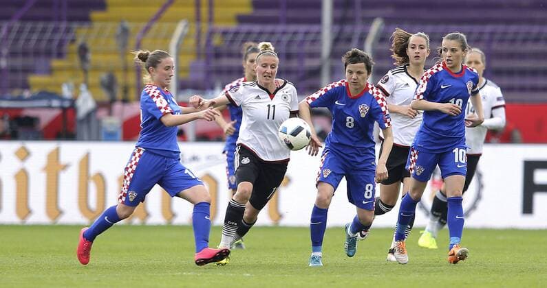 Foto : Anja Mittag ( Deutschland ) gegen Violeta Baban (8) und Iva Landeka Fussball Länderspiel der Damen - EM - Qualifikation am Di. 12.04.2016 Deutschland - Kroatien