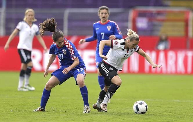 Foto : Isabel Kerschowski ( Deutschland ) gegen Izabela Lojna Fussball Länderspiel der Damen - EM - Qualifikation am Di. 12.04.2016 Deutschland - Kroatien