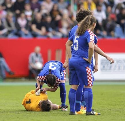 Foto : Torhüterin Doris Bacic Kroatien liegt verltzt am Boden Fussball Länderspiel der Damen - EM - Qualifikation am Di. 12.04.2016 Deutschland - Kroatien