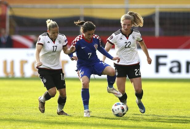 Foto : Tabea Kemme ( Deutschland ) gegen Maja Joscak (blau) , links Isabel Kerschowski Fussball Länderspiel der Damen - EM - Qualifikation am Di. 12.04.2016 Deutschland - Kroatien