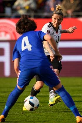 GER, EM-Qualifikation Frauen, Deutschland (GER) vs. Kroatien (CRO) 12.04.2016, osnatel Arena, Osbrabrueck, Deutschland, GER, EM-Qualifikation Frauen, Deutschland (GER) vs. Kroatien (CRO), im Bild Zweikampf zwischen Leonarda Balog ( 4 CRO) und Anja Mittag ( 11 GER) nphxKurth