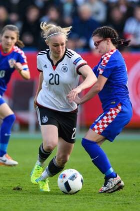 GER, EM-Qualifikation Frauen, Deutschland (GER) vs. Kroatien (CRO) 12.04.2016, osnatel Arena, Osbrabrueck, Deutschland, GER, EM-Qualifikation Frauen, Deutschland (GER) vs. Kroatien (CRO), im Bild Zweikampf zwischen Pauline Bremer ( 20 GER) und Martina Cop ( 3 CRO) nphxKurth