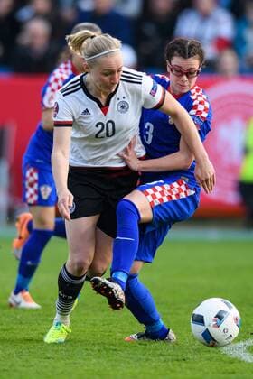 GER, EM-Qualifikation Frauen, Deutschland (GER) vs. Kroatien (CRO) 12.04.2016, osnatel Arena, Osbrabrueck, Deutschland, GER, EM-Qualifikation Frauen, Deutschland (GER) vs. Kroatien (CRO), im Bild Zweikampf zwischen Pauline Bremer ( 20 GER) und Martina Cop ( 3 CRO) nphxKurth