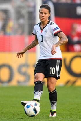 GER, EM-Qualifikation Frauen, Deutschland (GER) vs. Kroatien (CRO) 12.04.2016, osnatel Arena, Osbrabrueck, Deutschland, GER, EM-Qualifikation Frauen, Deutschland (GER) vs. Kroatien (CRO), im Bild Dzsenifer Marozsan ( 10 GER) nphxKurth