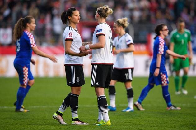 GER, EM-Qualifikation Frauen, Deutschland (GER) vs. Kroatien (CRO) 12.04.2016, osnatel Arena, Osbrabrueck, Deutschland, GER, EM-Qualifikation Frauen, Deutschland (GER) vs. Kroatien (CRO), im Bild Dzsenifer Marozsan ( 10 GER) und Alexandra Popp ( 18 GER) nach Sieg nphxKurth