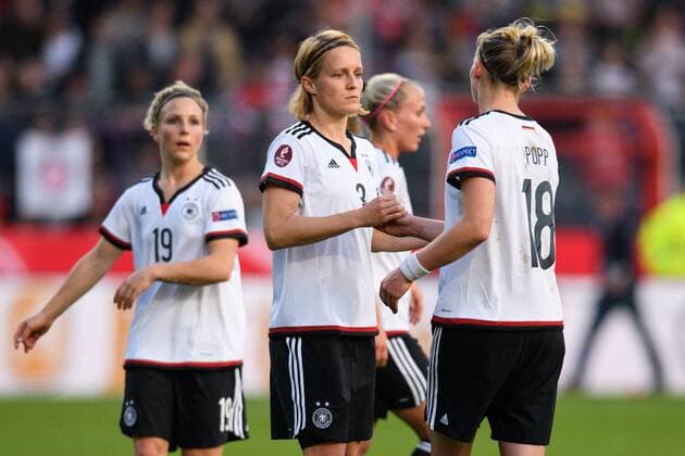 GER, EM-Qualifikation Frauen, Deutschland (GER) vs. Kroatien (CRO) 12.04.2016, osnatel Arena, Osbrabrueck, Deutschland, GER, EM-Qualifikation Frauen, Deutschland (GER) vs. Kroatien (CRO), im Bild Saskia Bartusiak ( 3 GER) und Alexandra Popp ( 18 GER) nach Sieg nphxKurth