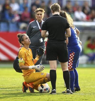 Foto : Torhüterin Doris Bacic Kroatien , sucht ihre Kontaktlinsen , rechts Kristina Nevrkla Fussball Länderspiel der Damen - EM - Qualifikation am Di. 12.04.2016 Deutschland - Kroatien