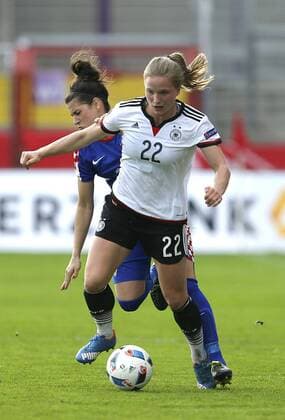 Foto : Tabea Kemme ( Deutschland ) gegen Kristina Sundov (blau) Fussball Länderspiel der Damen - EM - Qualifikation am Di. 12.04.2016 Deutschland - Kroatien