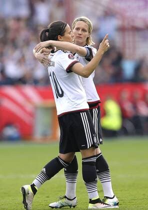 Foto : Torjubel für Deutschland , Dzsenifer Marozsan und Saskia Bartusiak Fussball Länderspiel der Damen - EM - Qualifikation am Di. 12.04.2016 Deutschland - Kroatien