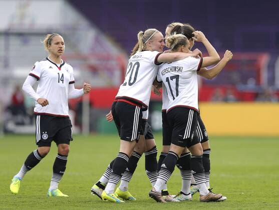 Foto : Torjubel für Deutschland , Dzsenifer Marozsan und Saskia Bartusiak , links gratulieren Sara Däbritz und Isabel Kerschowski , und Pauline Bremer (20) Fussball Länderspiel der Damen - EM - Qualifikation am Di. 12.04.2016 Deutschland - Kroatien