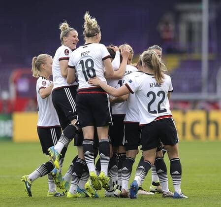 Foto : Torjubel für Deutschland , Dzsenifer Marozsan und Saskia Bartusiak , links gratulieren Sara Däbritz und Isabel Kerschowski , und Pauline Bremer (20) Fussball Länderspiel der Damen - EM - Qualifikation am Di. 12.04.2016 Deutschland - Kroatien