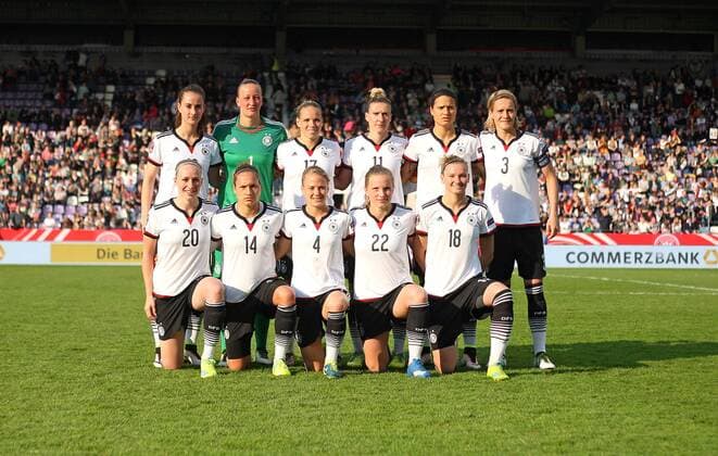 12.04.2016, Fussball Frauen-Länderspiel , EM-Qualifikation, Grupppenspiel, Deutschland - Kroatien, in der Osnatel-Arena Osnabrück. Team Deutschland, 1. Reihe hinten v.l.: v.l. Sara Däbritz (Deutschland) , Torhüterin Almuth Schult (Deutschland) , Isabel Kerschowski (Deutschland) , Anja Mittag (Deutschland) , Dzenifer Marozsan (Deutschland) , Saskia Bartusiak (Deutschland) 2. Reihe unten v.l.: Pauline Bremer (Deutschland) , Babett Peter (Deutschland) , Leonie Maier (Deutschland) , Tabea Kemme (Deutschland) und Alexandra Popp (Deutschland) 