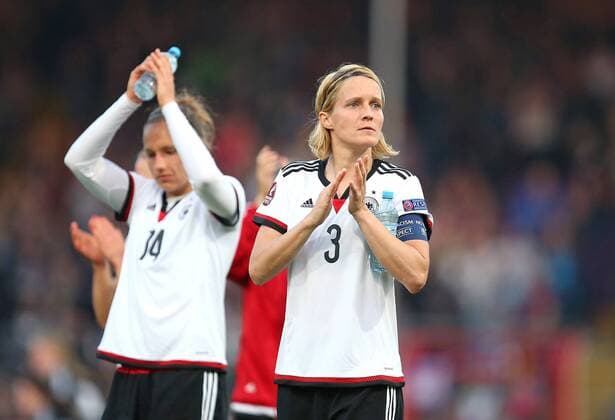 12.04.2016, Fussball Frauen-Länderspiel , EM-Qualifikation, Grupppenspiel, Deutschland - Kroatien, in der Osnatel-Arena Osnabrück. Schlussjubel v.l. Babett Peter (Deutschland) und Saskia Bartusiak (Deutschland) 