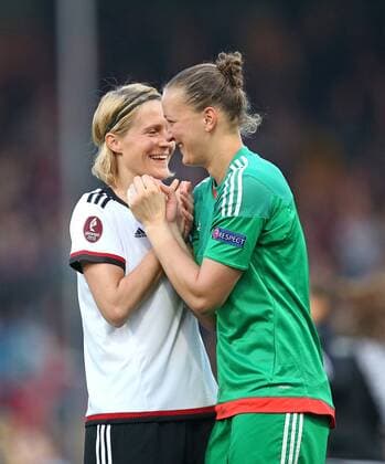 12.04.2016, Fussball Frauen-Länderspiel , EM-Qualifikation, Grupppenspiel, Deutschland - Kroatien, in der Osnatel-Arena Osnabrück. Schlussjubel v.l. Saskia Bartusiak (Deutschland) und Torhüterin Almuth Schult (Deutschland) 