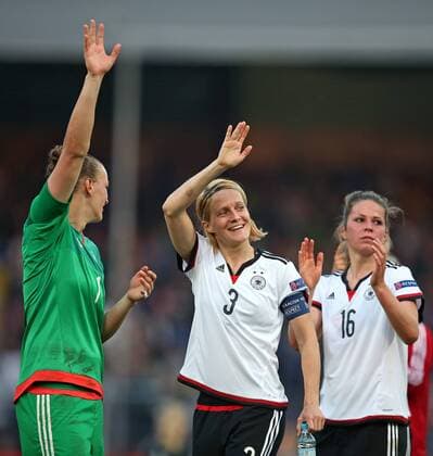 12.04.2016, Fussball Frauen-Länderspiel , EM-Qualifikation, Grupppenspiel, Deutschland - Kroatien, in der Osnatel-Arena Osnabrück. Schlussjubel v.l. Torhüterin Almuth Schult (Deutschland) , Saskia Bartusiak (Deutschland) und Melanie Leupolz (Deutschland) 