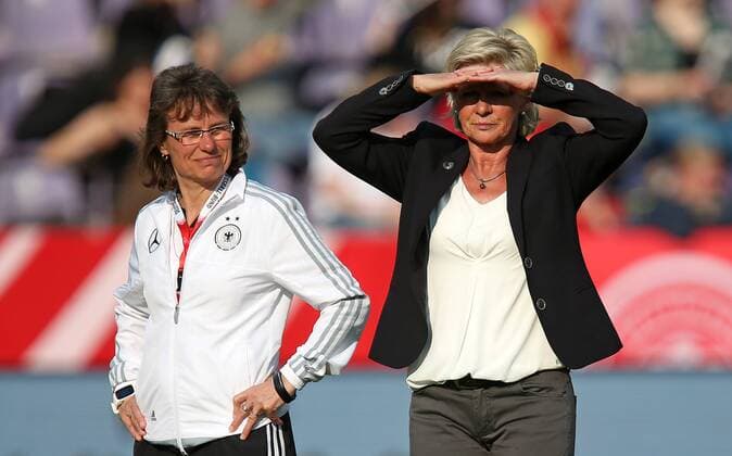 12.04.2016, Fussball Frauen-Länderspiel , EM-Qualifikation, Grupppenspiel, Deutschland - Kroatien, in der Osnatel-Arena Osnabrück. v.l. Co-Trainerin Ulrike Ballweg (Deutschland) und Bundestrainerin Silvia Neid (Deutschland) 
