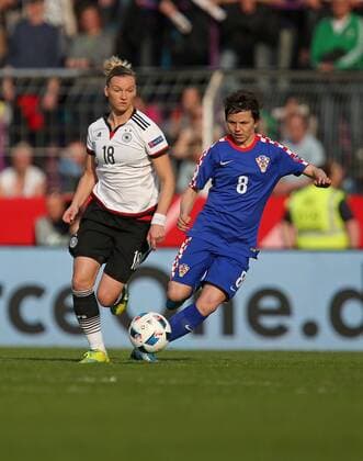 12.04.2016, Fussball Frauen-Länderspiel , EM-Qualifikation, Grupppenspiel, Deutschland - Kroatien, in der Osnatel-Arena Osnabrück. v.l. Alexandra Popp (Deutschland) gegen Violeta Baban (Kroatien) 